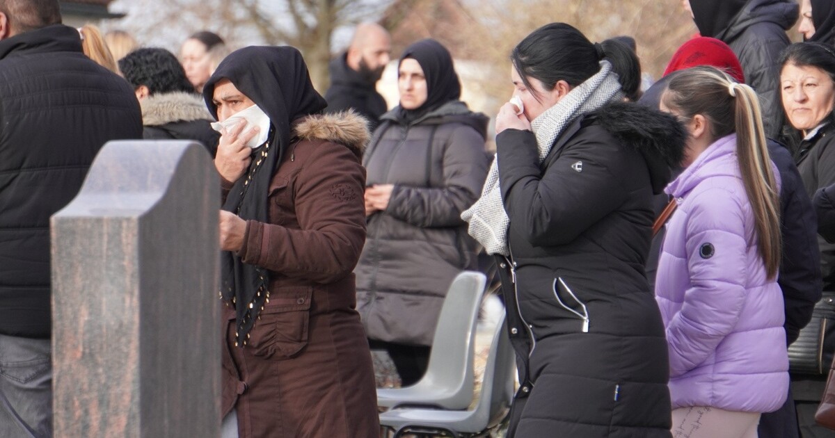 Großer Andrang: Die Ermordete Ece Wird Beigesetzt