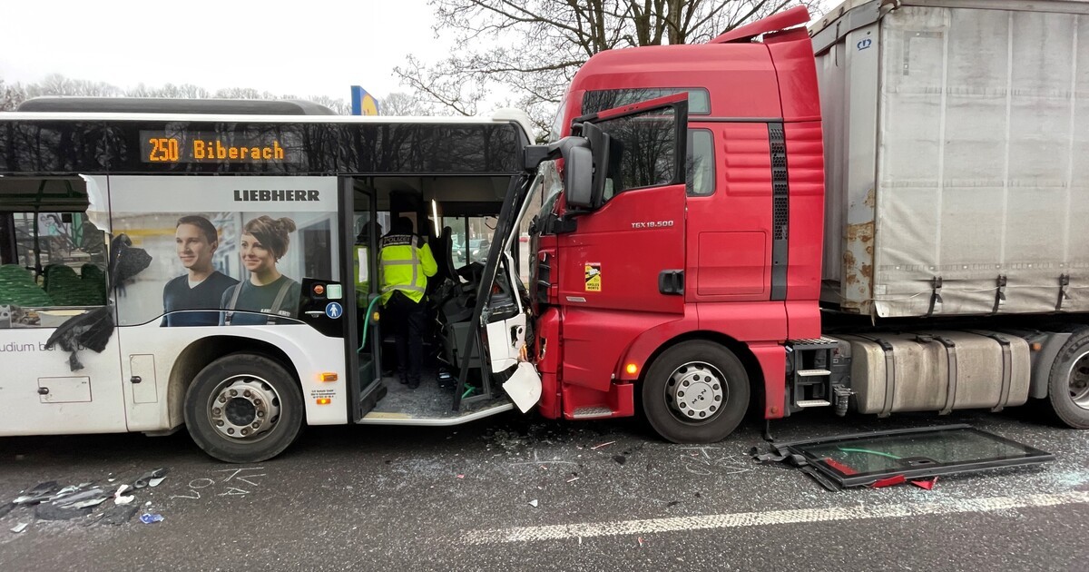 Schwerer Verkehrsunfall In Biberach: Schulbus Kracht Frontal In LKW