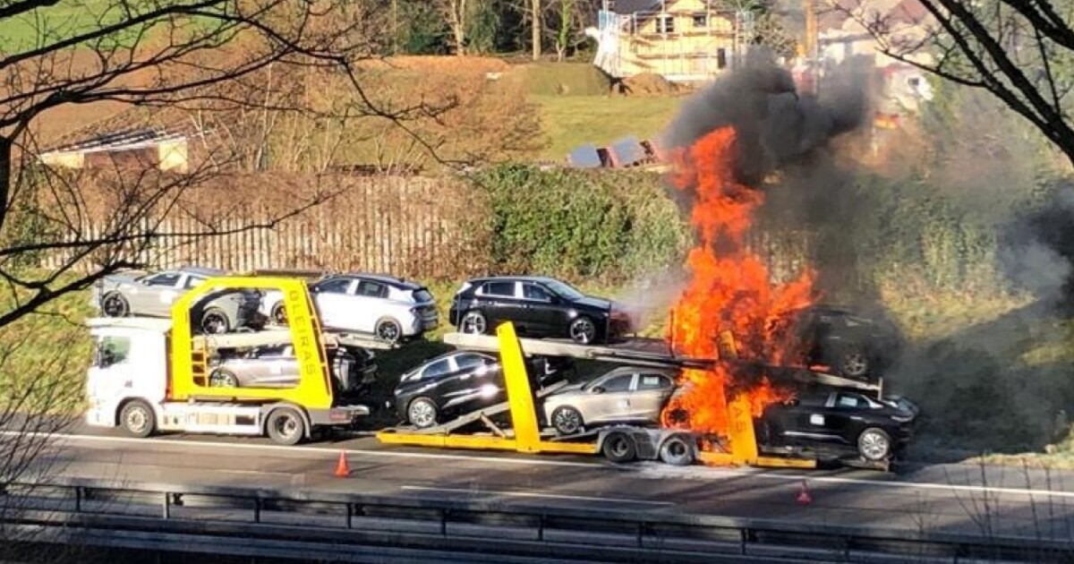 Illertissen: Autotransporter auf der A7 fängt Feuer