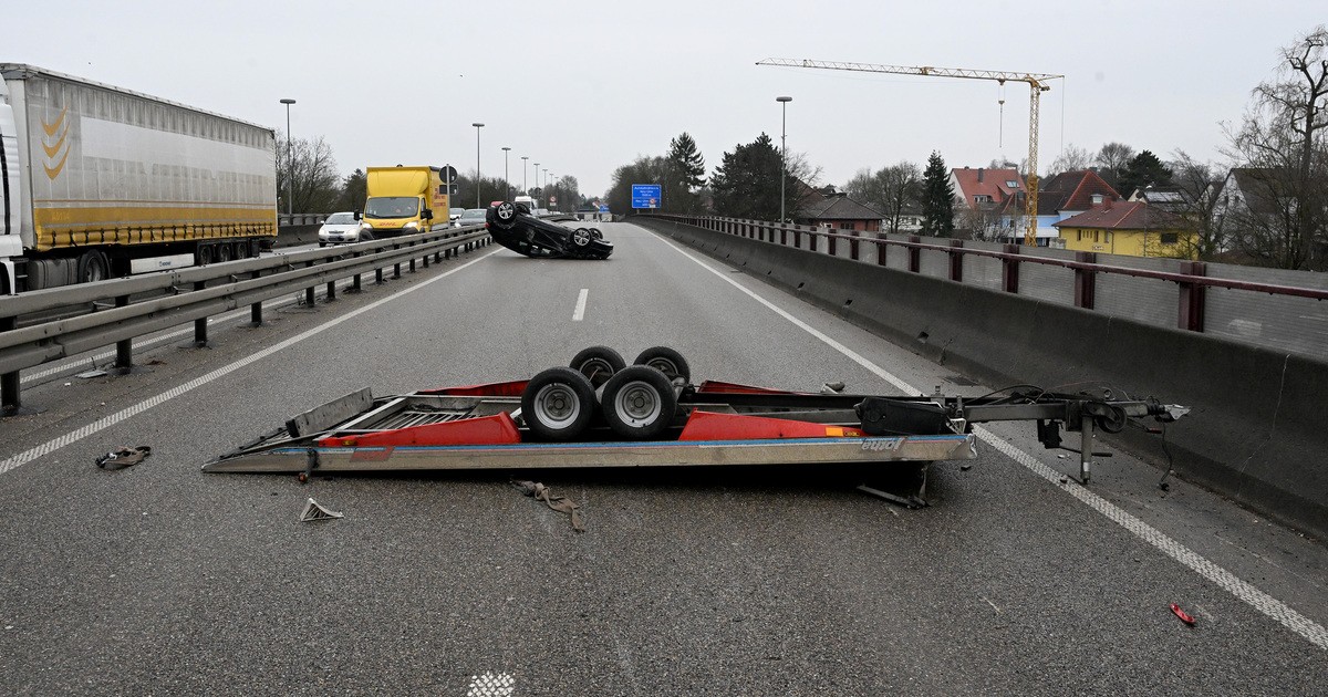 Unfall Auf Der B28 Neu-Ulm: Autoanhänger überschlägt Sich | DONAU 3 FM